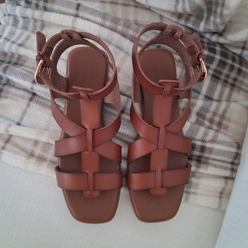 🛍Old Navy Brown Gladiator Sandals Faux Leather 9🛍 - Picture 3 of 6
